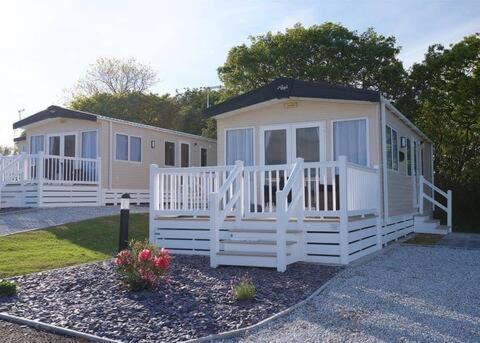 Our Goldfinch 1- Sleeps 2 Persons- Private Hot Tub-Pet Friendly-Tranquil Holiday Away From It All Yet Not Far From St Austell- The Holiday Home Has One Bedroom, Living And Dining Area, Equipped Kitchen-Decking-Outdoor Furniture-Fishing Lakes And More Grampound Exteriér fotografie