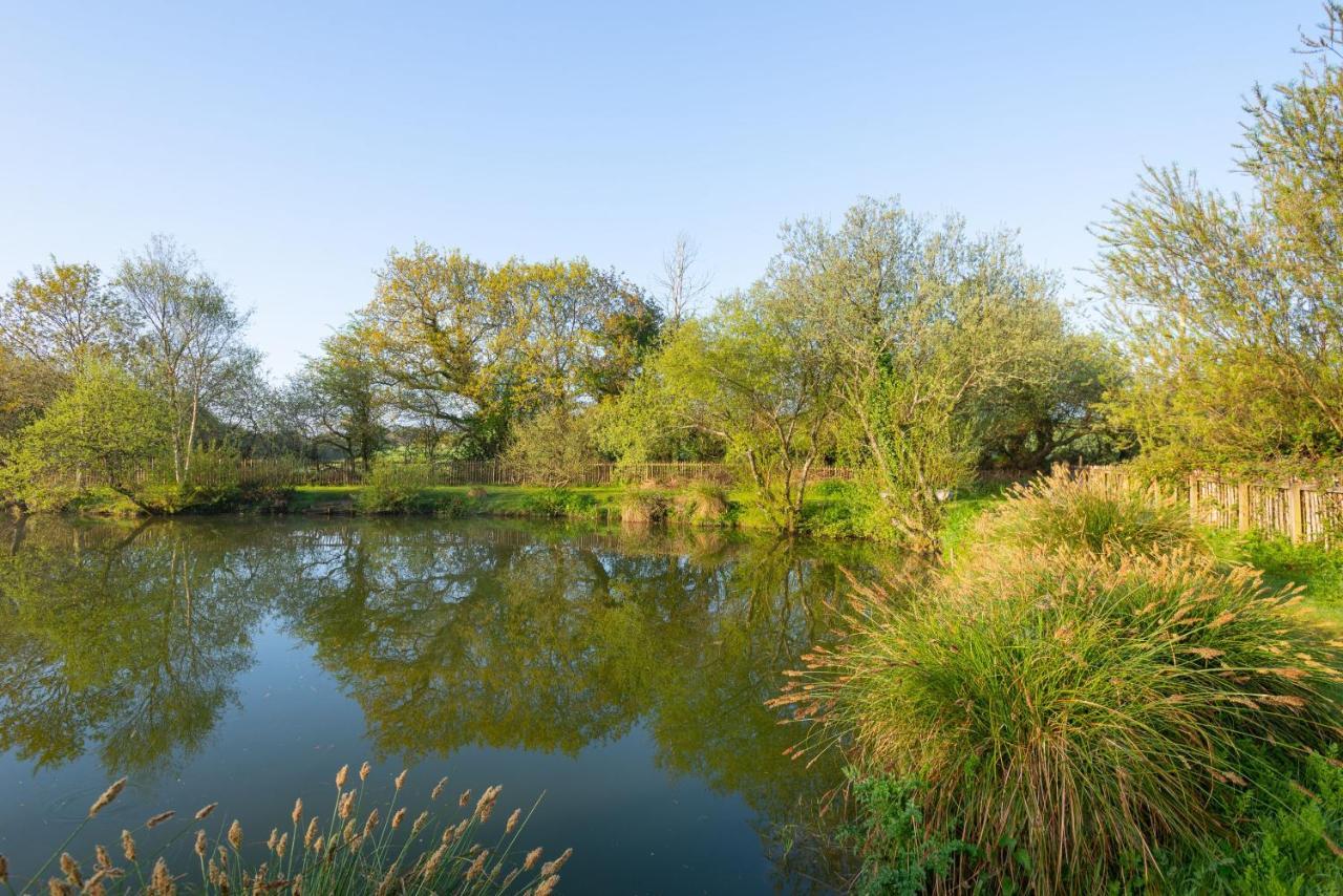 Our Goldfinch 1- Sleeps 2 Persons- Private Hot Tub-Pet Friendly-Tranquil Holiday Away From It All Yet Not Far From St Austell- The Holiday Home Has One Bedroom, Living And Dining Area, Equipped Kitchen-Decking-Outdoor Furniture-Fishing Lakes And More Grampound Exteriér fotografie