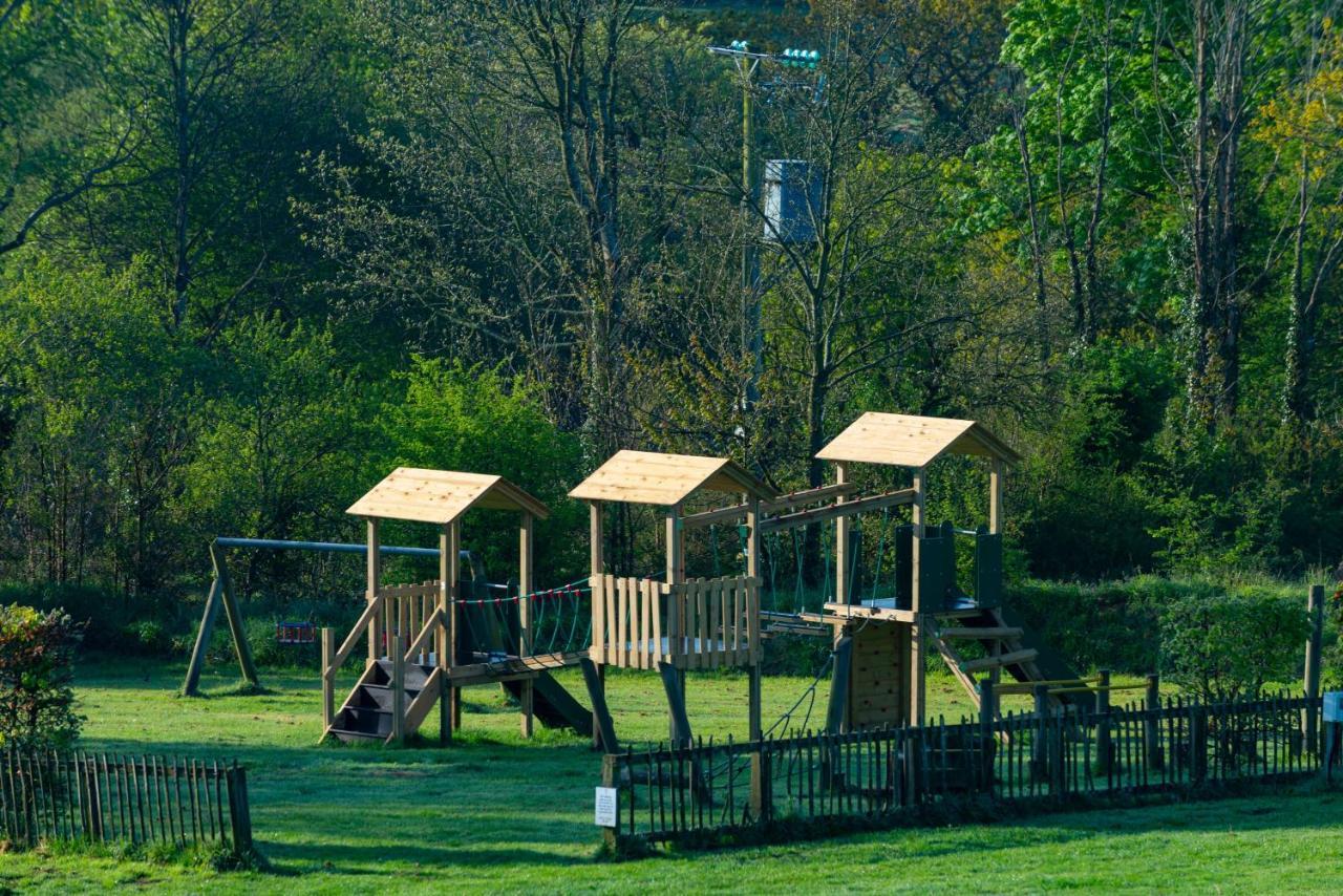 Our Goldfinch 1- Sleeps 2 Persons- Private Hot Tub-Pet Friendly-Tranquil Holiday Away From It All Yet Not Far From St Austell- The Holiday Home Has One Bedroom, Living And Dining Area, Equipped Kitchen-Decking-Outdoor Furniture-Fishing Lakes And More Grampound Exteriér fotografie
