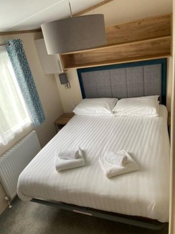 Our Goldfinch 1- Sleeps 2 Persons- Private Hot Tub-Pet Friendly-Tranquil Holiday Away From It All Yet Not Far From St Austell- The Holiday Home Has One Bedroom, Living And Dining Area, Equipped Kitchen-Decking-Outdoor Furniture-Fishing Lakes And More Grampound Exteriér fotografie