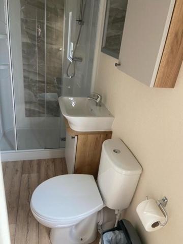Our Goldfinch 1- Sleeps 2 Persons- Private Hot Tub-Pet Friendly-Tranquil Holiday Away From It All Yet Not Far From St Austell- The Holiday Home Has One Bedroom, Living And Dining Area, Equipped Kitchen-Decking-Outdoor Furniture-Fishing Lakes And More Grampound Exteriér fotografie