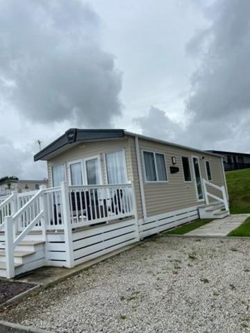 Our Goldfinch 1- Sleeps 2 Persons- Private Hot Tub-Pet Friendly-Tranquil Holiday Away From It All Yet Not Far From St Austell- The Holiday Home Has One Bedroom, Living And Dining Area, Equipped Kitchen-Decking-Outdoor Furniture-Fishing Lakes And More Grampound Exteriér fotografie